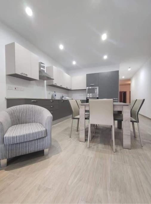 Dining area, kitchen