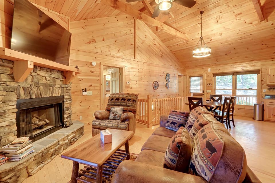 Hot Tub & Fire Pit: Secluded Blue Ridge Cabin! Cabin in Georgia