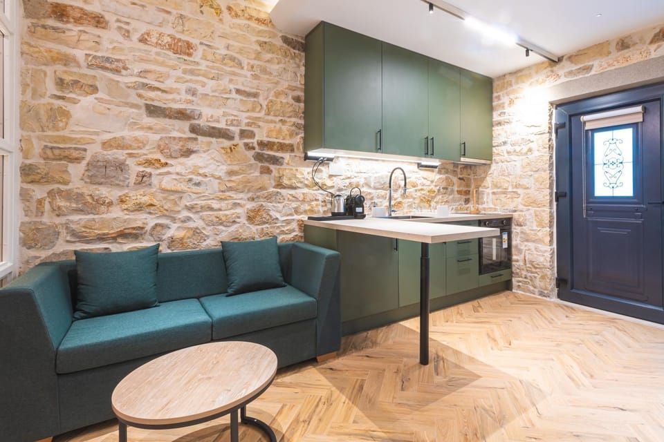 Kitchen or kitchenette, Living room, Seating area, Dining area
