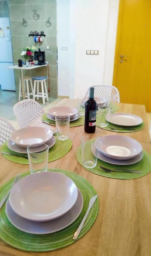 Food and drinks, Dining area, Food