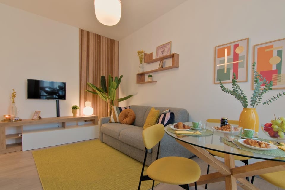 Photo of the whole room, Seating area