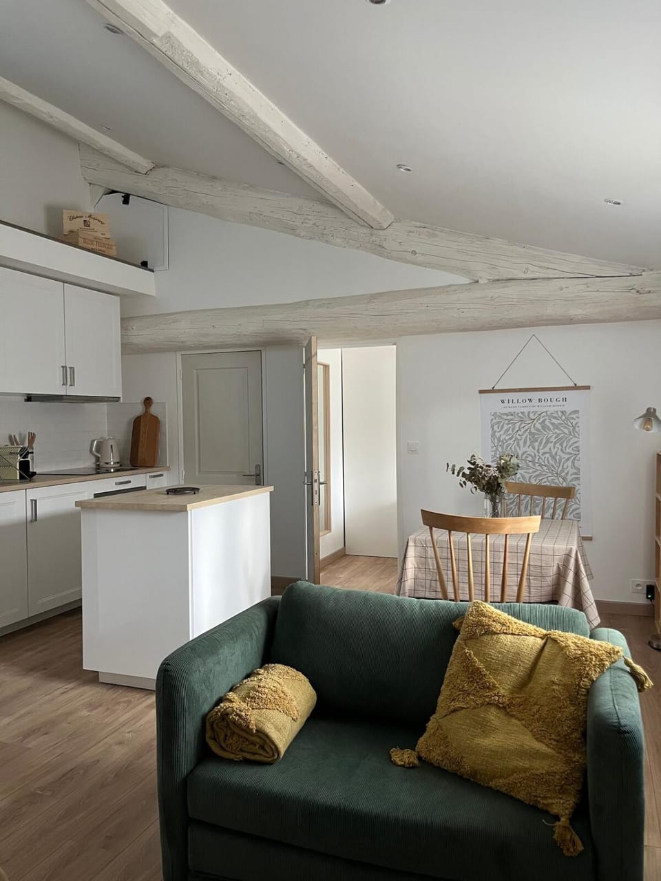 Kitchen or kitchenette, Seating area, Dining area, stove