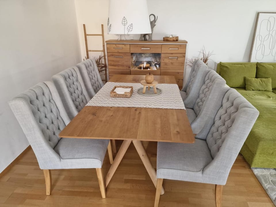 Seating area, Dining area