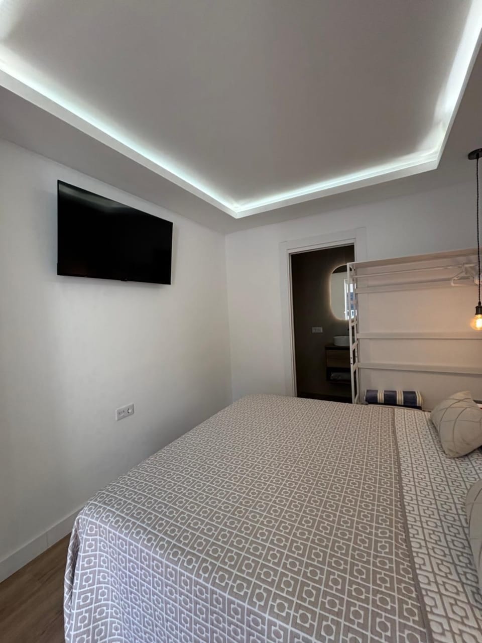 Bed, TV and multimedia, Bedroom