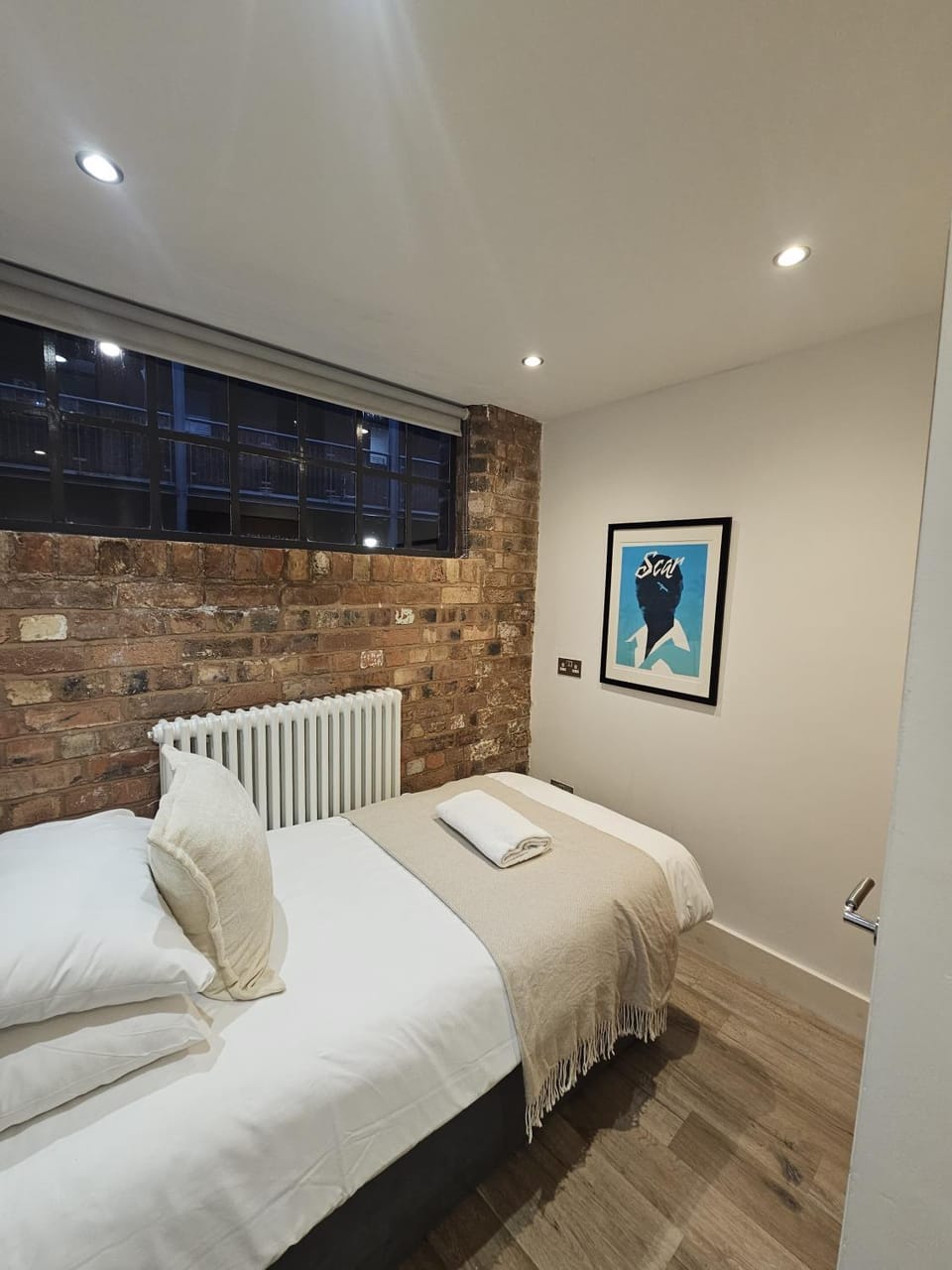 High End Luxury Townhouse in JQ, 4 Bedrooms, Flat screen TV in all rooms, Free Parking, Near Birmingham City Centre DEPOSIT REQUIRED House in Birmingham