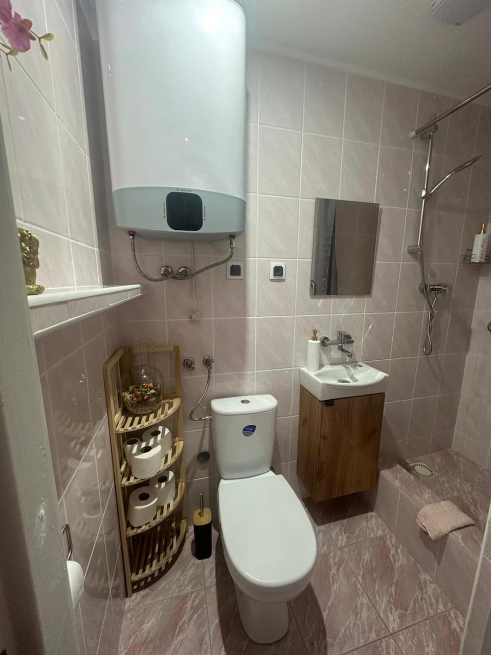 Shower, Toilet, Bathroom, towels