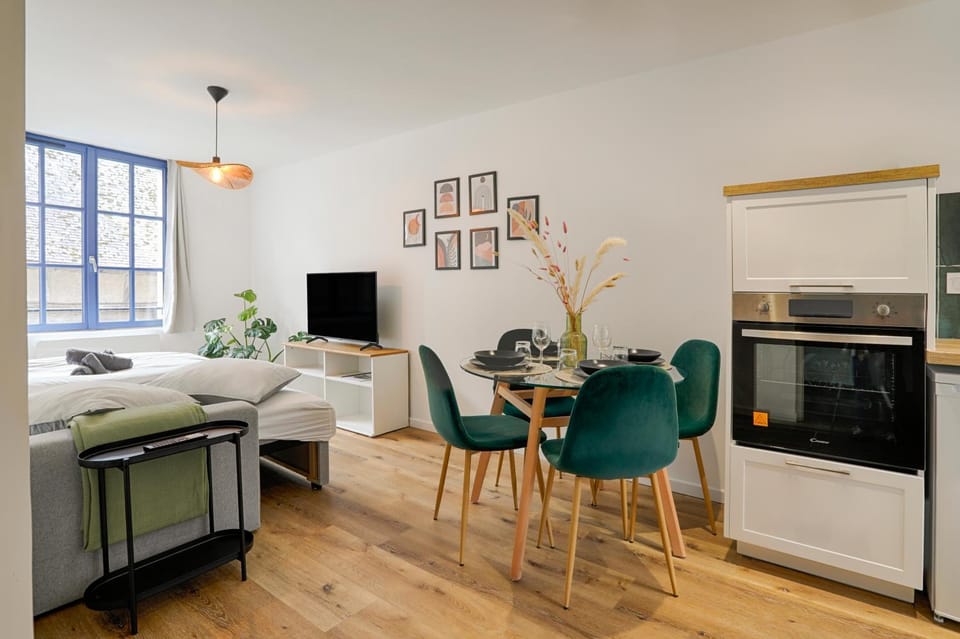 Bed, Dining area