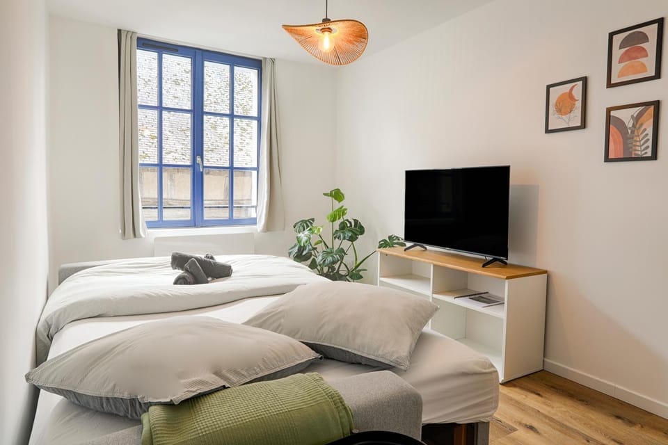 Bed, TV and multimedia