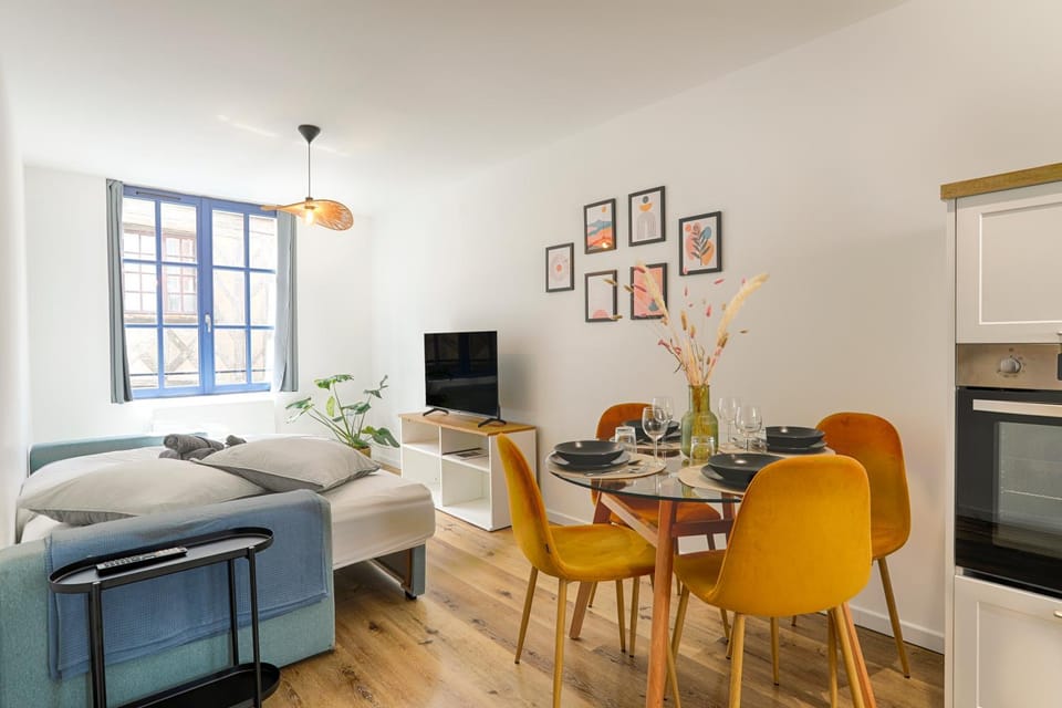 Bed, TV and multimedia, Living room, Dining area