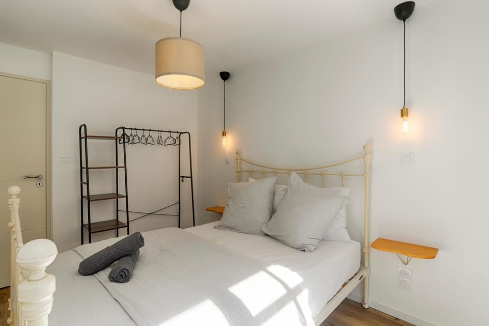 Bed, Bedroom, towels