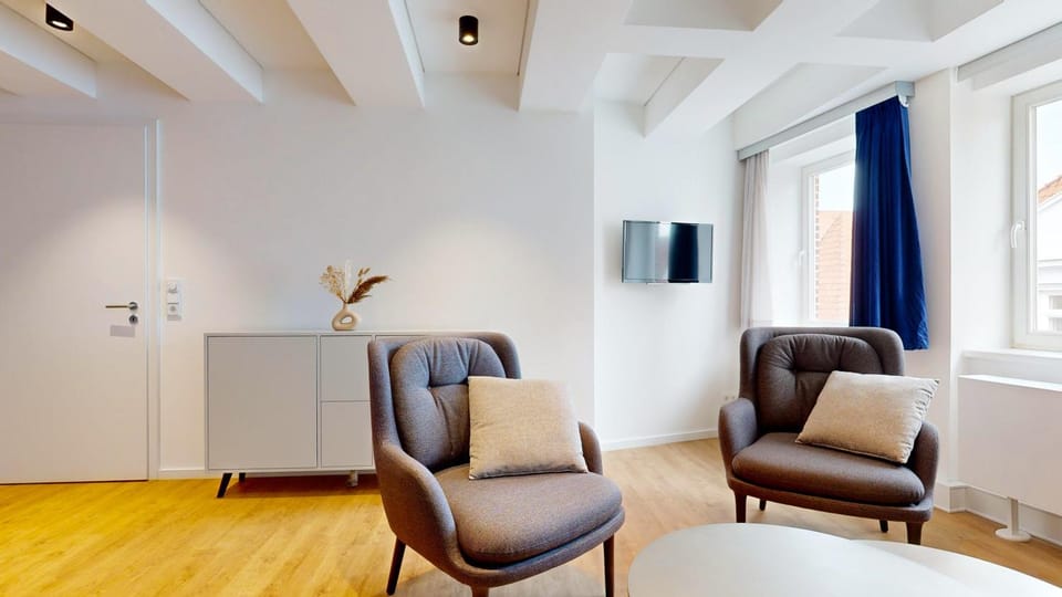 TV and multimedia, View (from property/room), Living room, Seating area, City view, Quiet street view