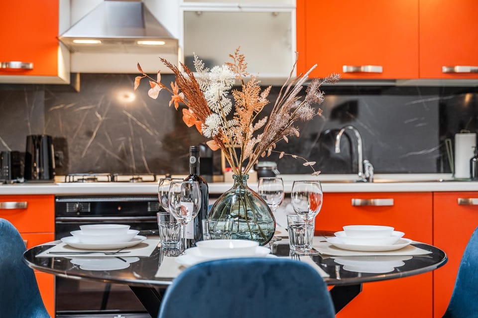 Kitchen or kitchenette, Dining area