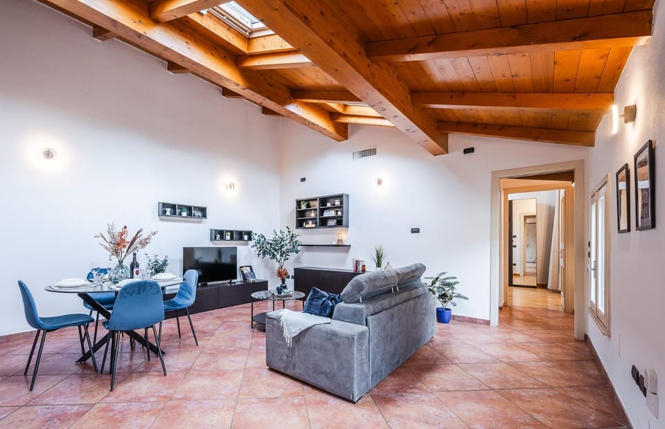 TV and multimedia, Living room, Seating area, Dining area