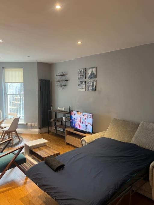 Chelsea Apartment by Central London Apartment in City of Westminster