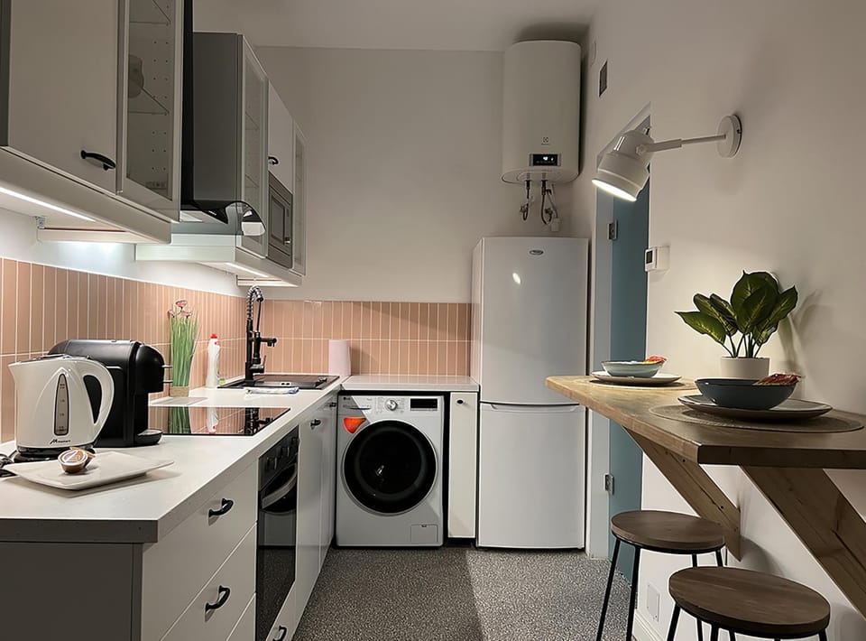 Coffee/tea facilities, Kitchen or kitchenette, Dining area, dishwasher, oven, stove, washing machine