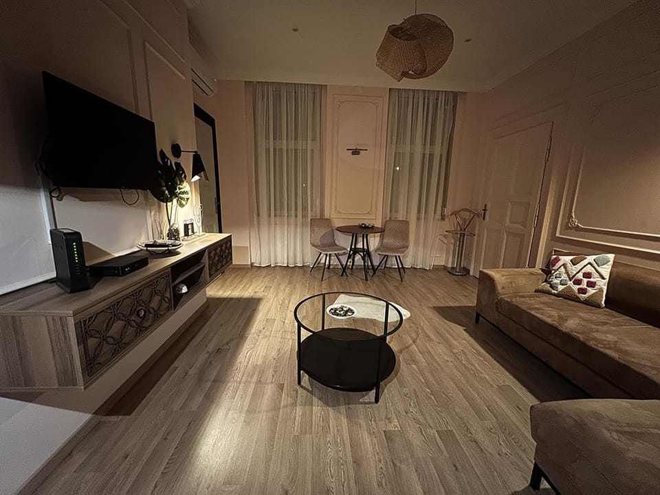 Communal lounge/ TV room, TV and multimedia, Living room, Seating area