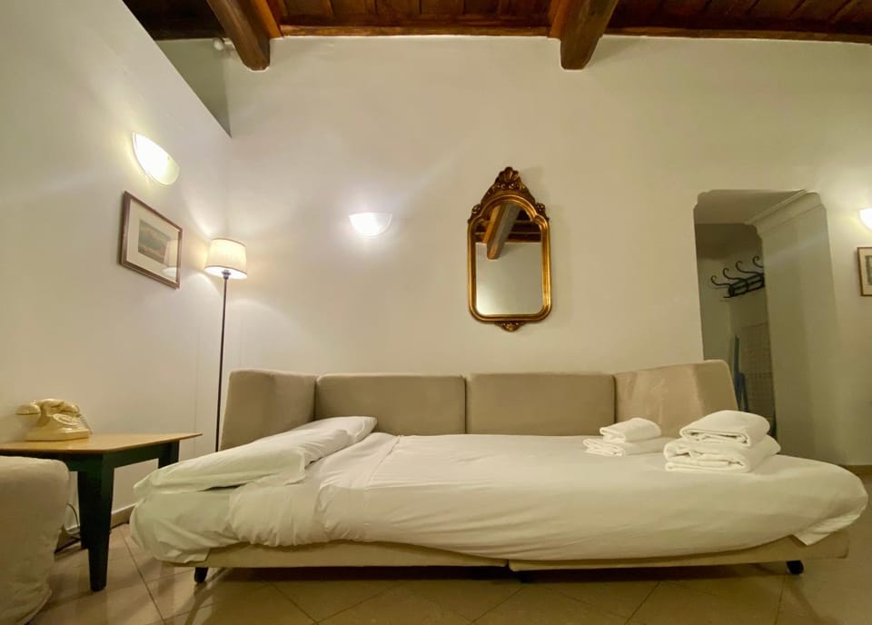 Bed, towels