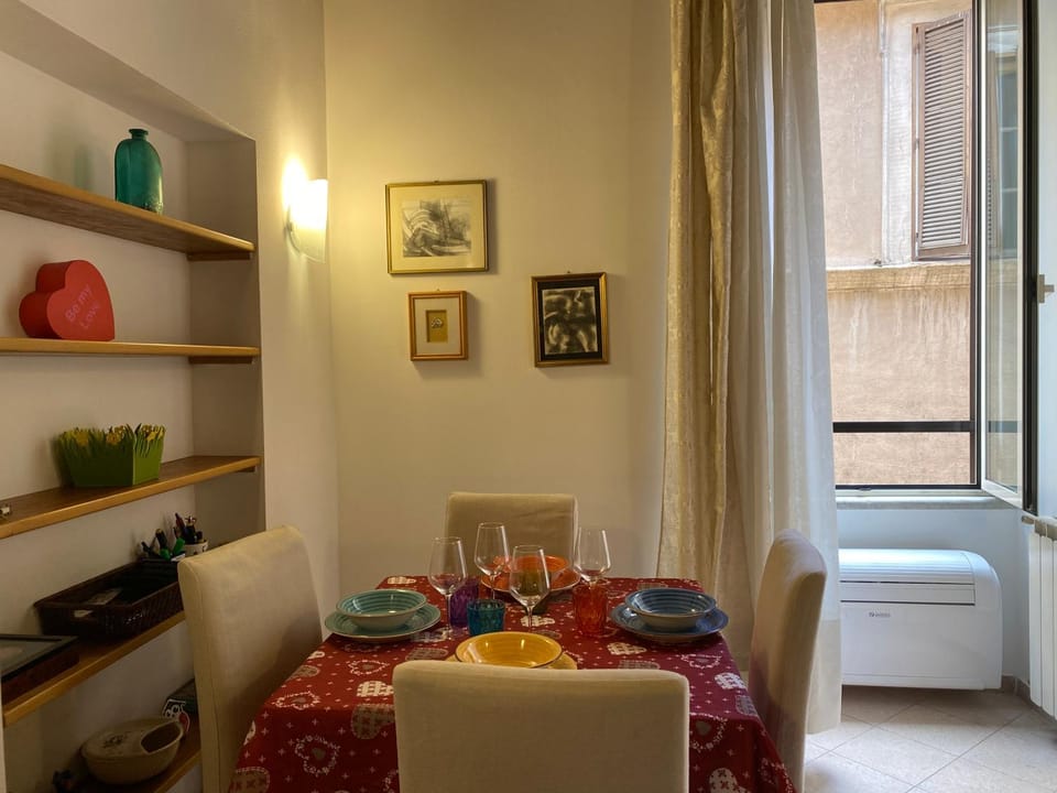 Living room, Food and drinks, Seating area, Dining area, Food