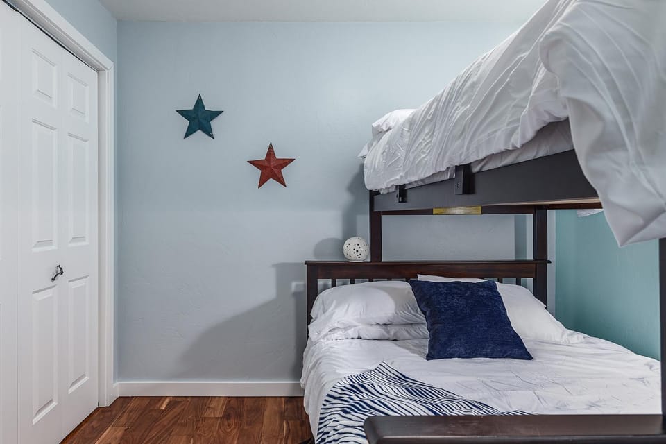 Bedroom, bunk bed