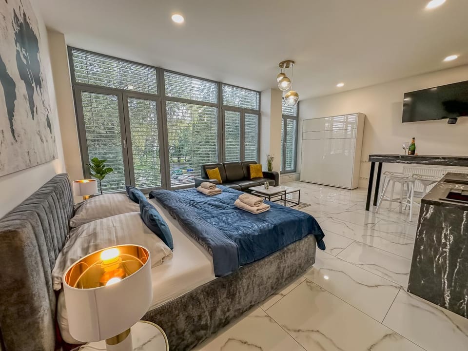 TV and multimedia, Kitchen or kitchenette, Living room, Photo of the whole room, Seating area, Bedroom, towels