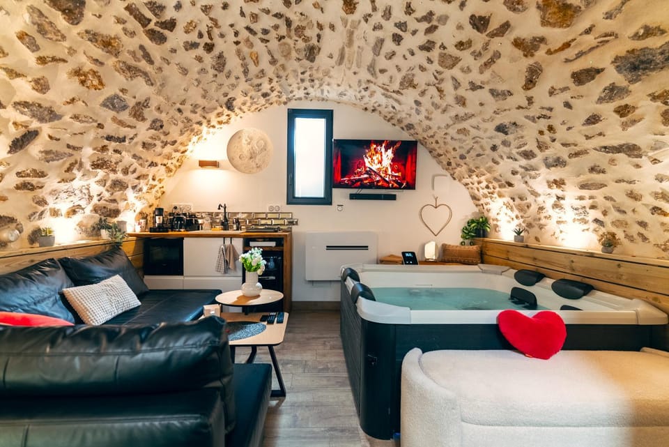 Hot Tub, TV and multimedia, Living room, Photo of the whole room, Seating area