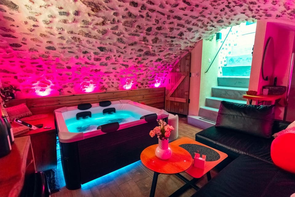 Hot Tub, Living room
