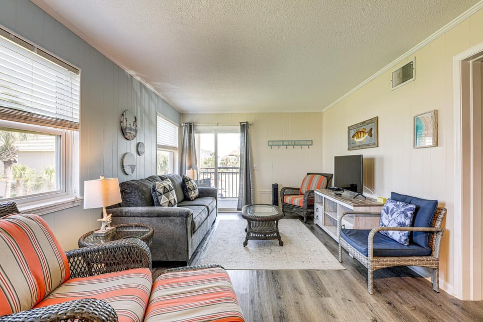 Private Beach & Pool Access: Murrells Inlet Condo! House in Murrells Inlet