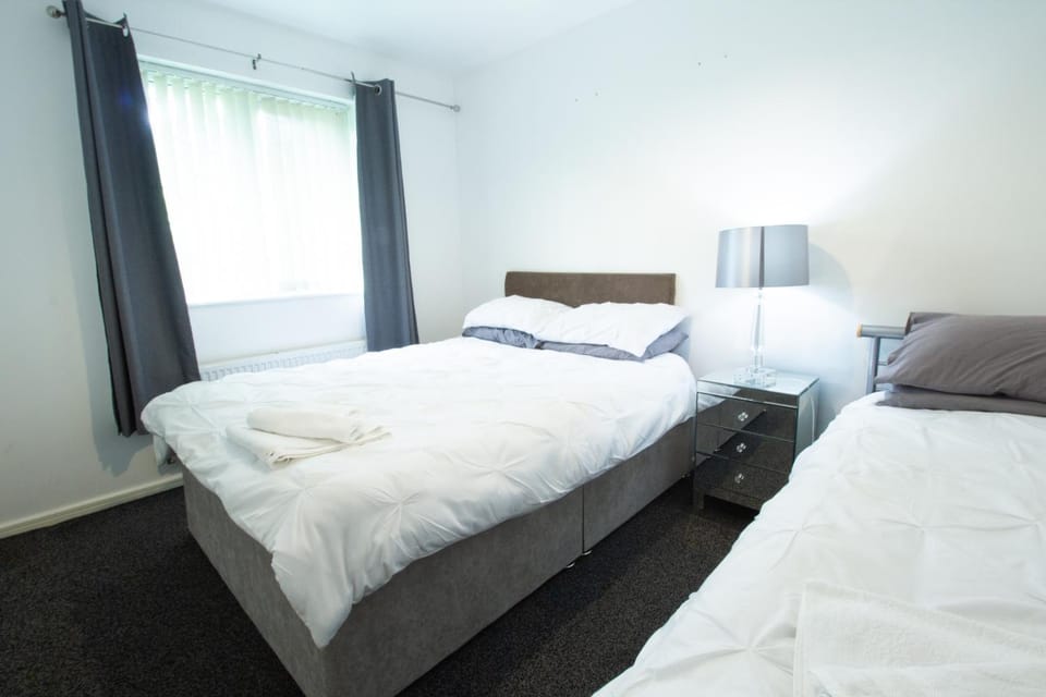 Close to City Centre 3-Bed Townhouse, Sleeps 7, Free Parking, Great Transport Links Apartment in Salford