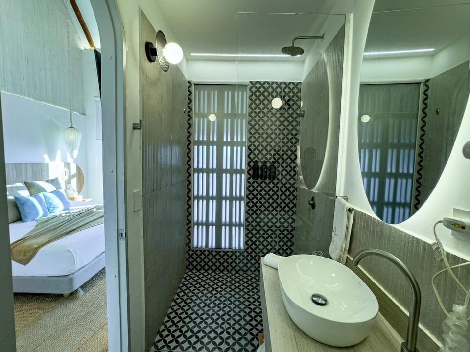 Shower, Toilet, Bed, Bathroom, towels