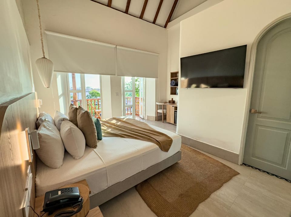Bed, TV and multimedia, Photo of the whole room, Bedroom