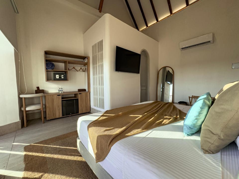 Bed, TV and multimedia, Photo of the whole room, Bedroom, minibar, air conditioner