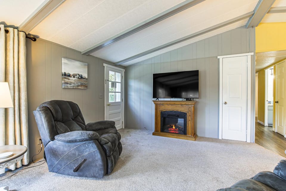 Lake Views & Fireside Bliss: Cecil Cottage w/ Yard House in Wisconsin
