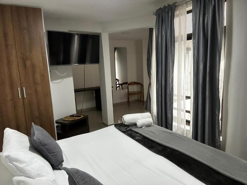 Bed, TV and multimedia, Photo of the whole room, Bedroom, wardrobe
