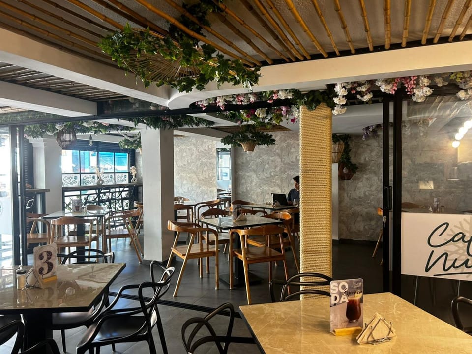 Restaurant/places to eat, Living room, Business facilities, Banquet/Function facilities, Seating area