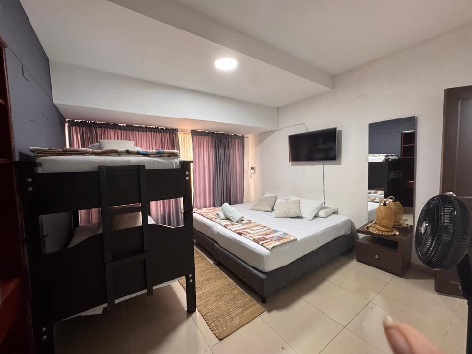 Bed, TV and multimedia, Photo of the whole room, Bedroom, bunk bed, towels