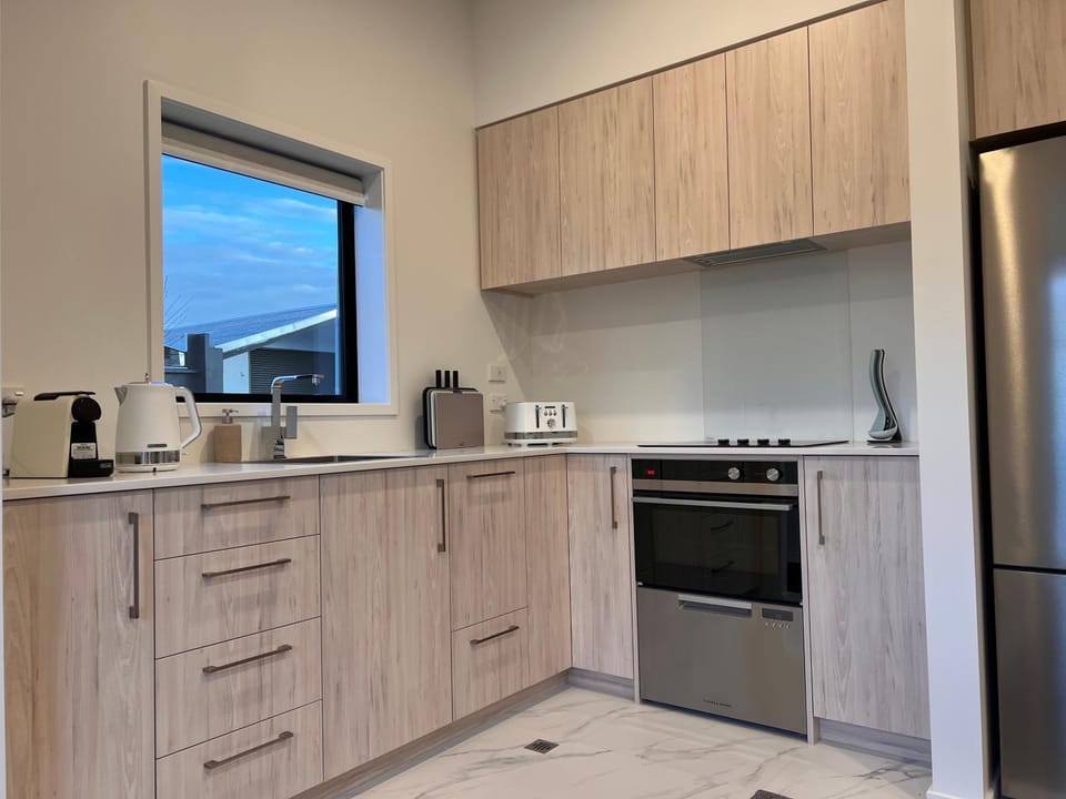 Coffee/tea facilities, Kitchen or kitchenette, dishwasher, oven, stove, toaster