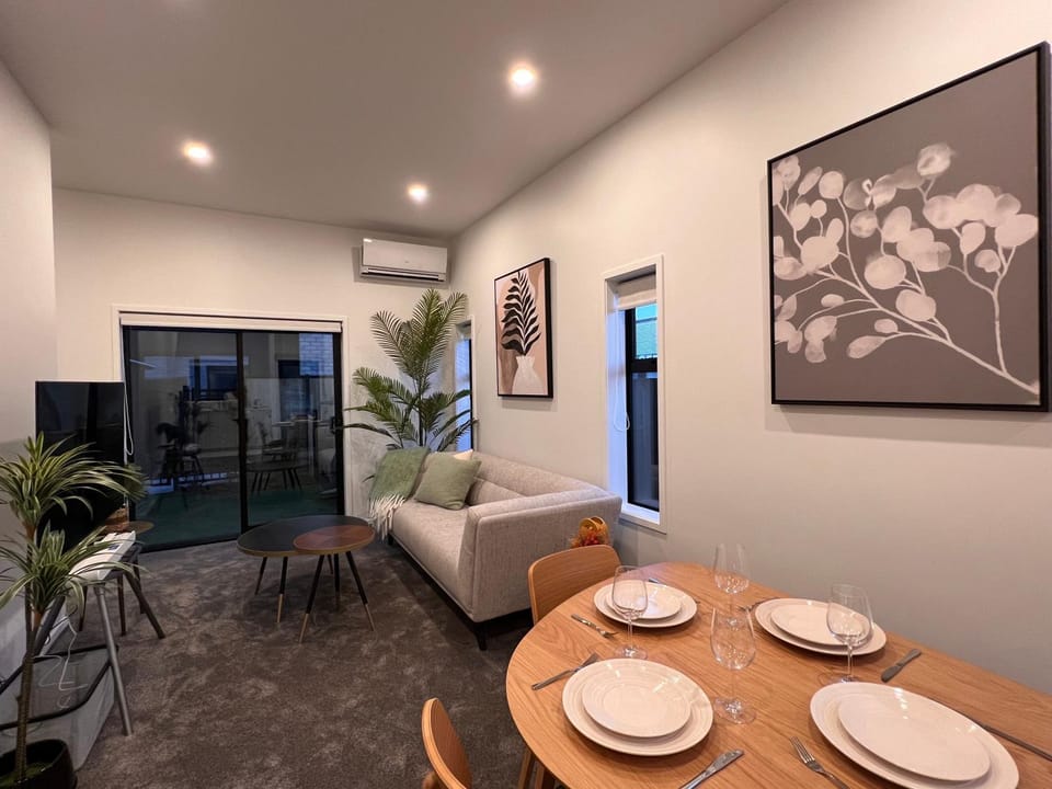 Living room, Seating area, Dining area, air conditioner