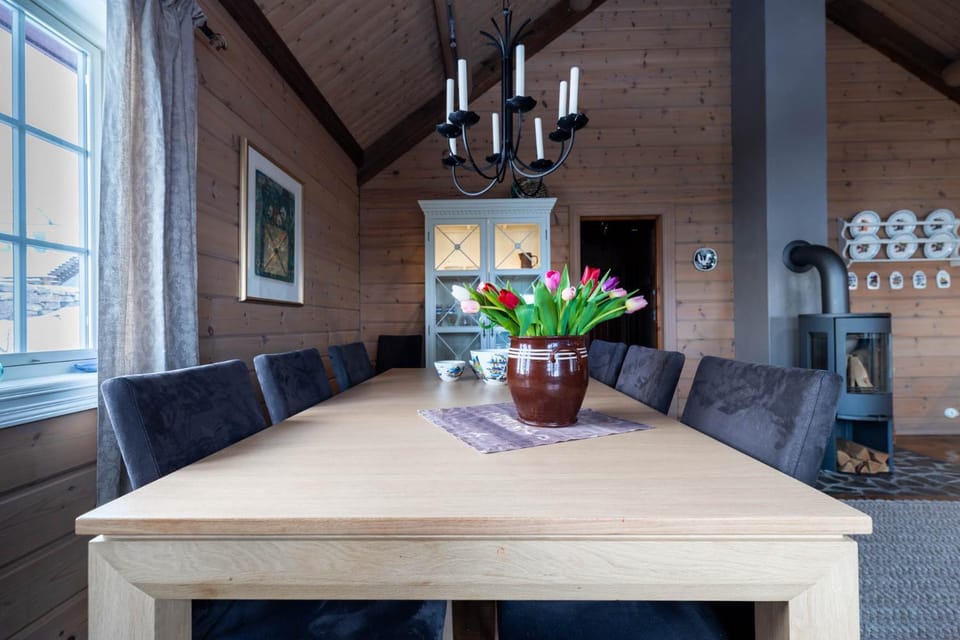Dining area, flat iron, kitchen