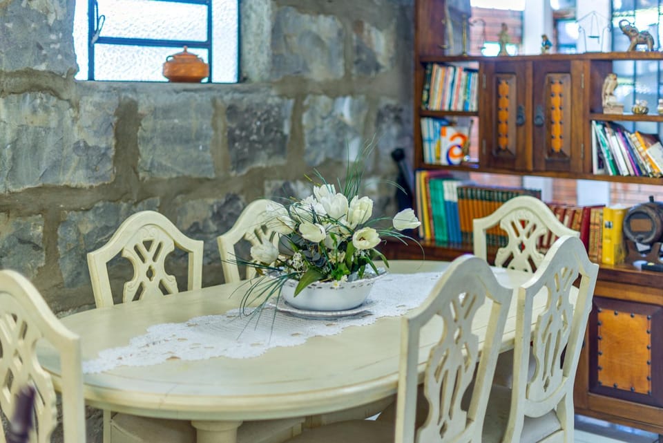 Seating area, Dining area