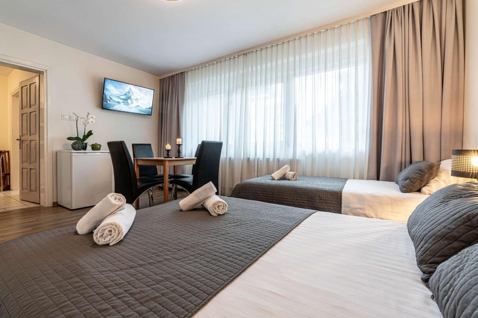 Bed, TV and multimedia, Photo of the whole room, Bedroom, towels