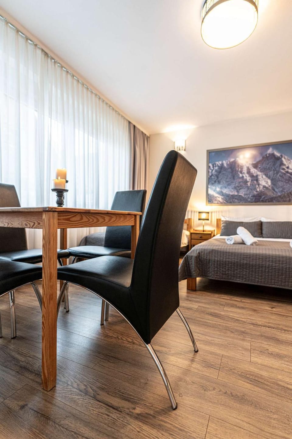 Bed, Photo of the whole room, Seating area, Bedroom, furniture, towels