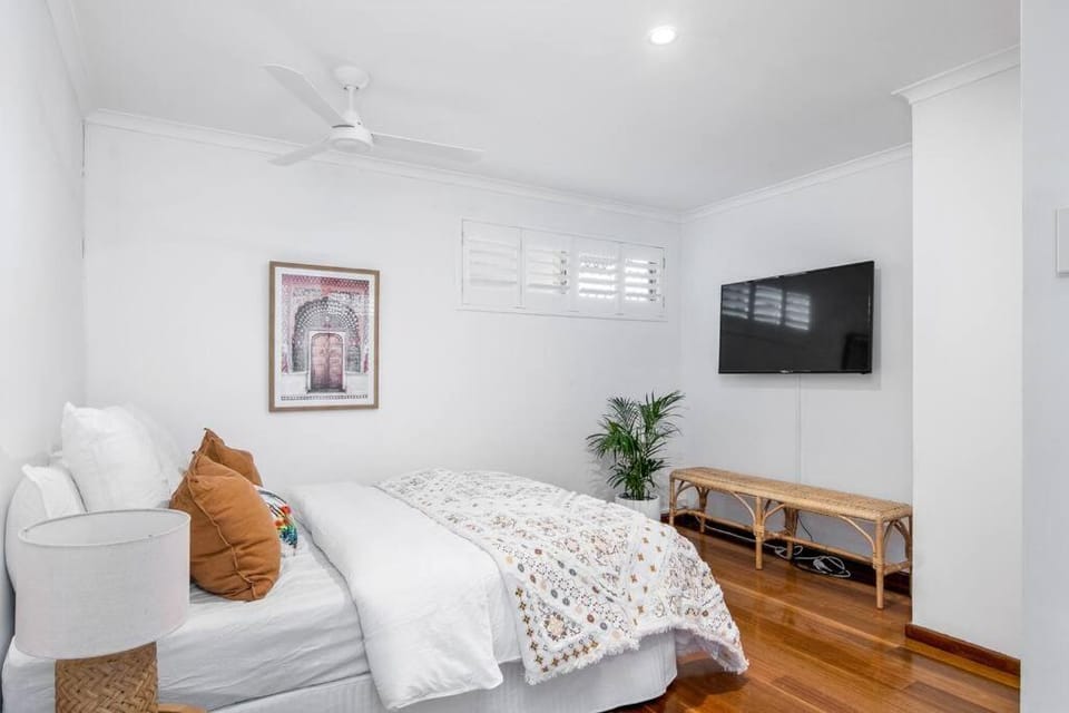 Burleigh Beachfront Beauty 2 Bed Parking WiFi Apartment in Burleigh Heads