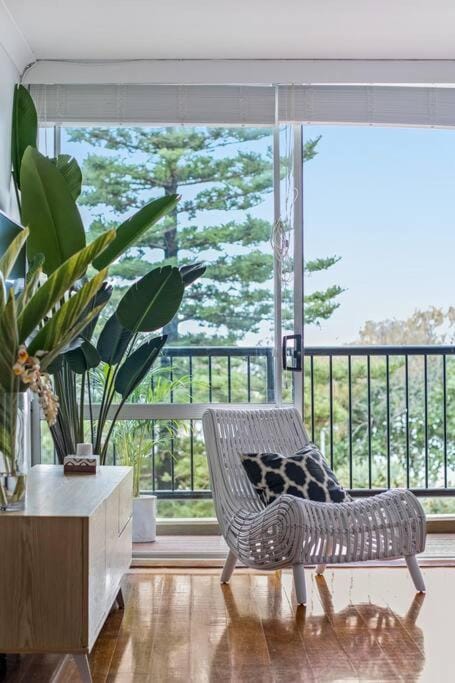 Burleigh Beachfront Beauty 2 Bed Parking WiFi Apartment in Burleigh Heads