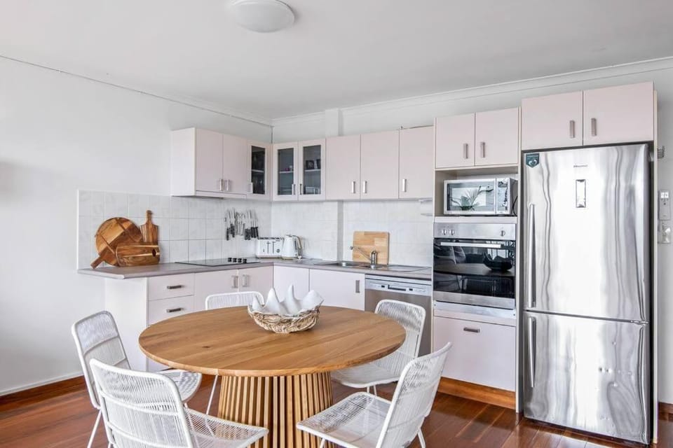 Burleigh Beachfront Beauty 2 Bed Parking WiFi Apartment in Burleigh Heads