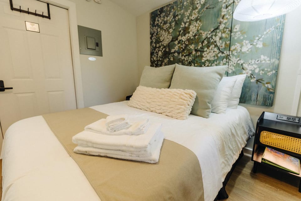 Bed, towels