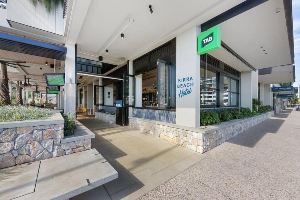 Luxurious 2BR 2BA Oceanfront Apartment Kirra Apartment in Tweed Heads