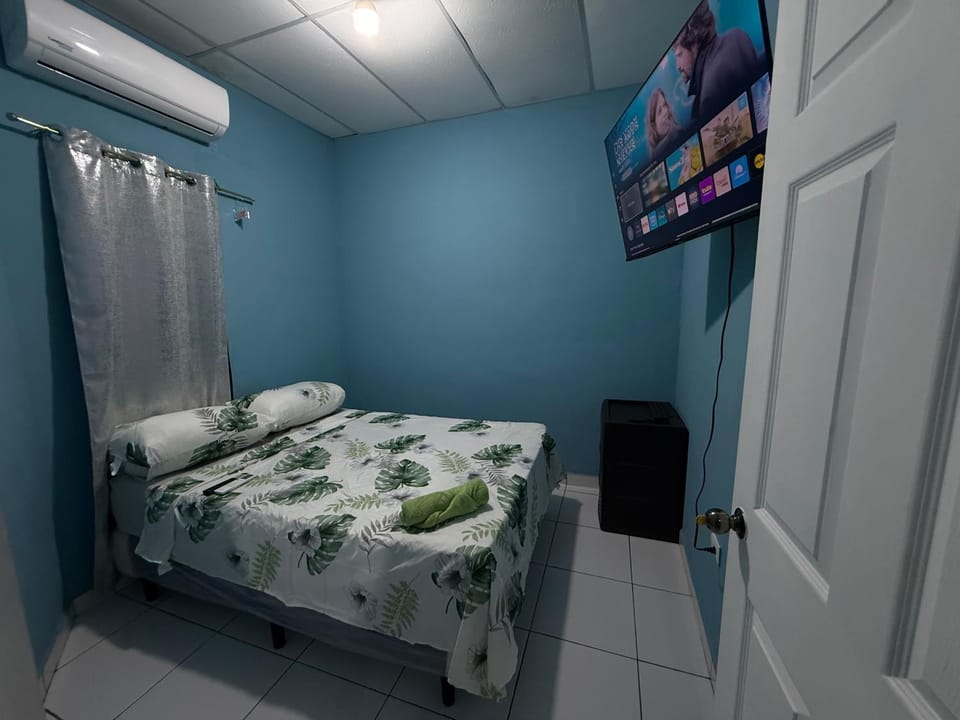 Bed, TV and multimedia, Photo of the whole room, Bedroom, towels