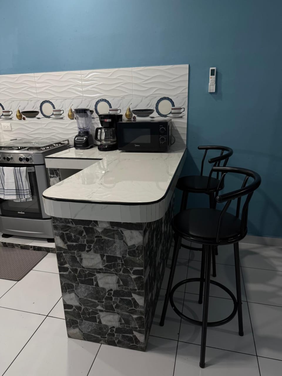 Coffee/tea facilities, Kitchen or kitchenette, Dining area, minibar
