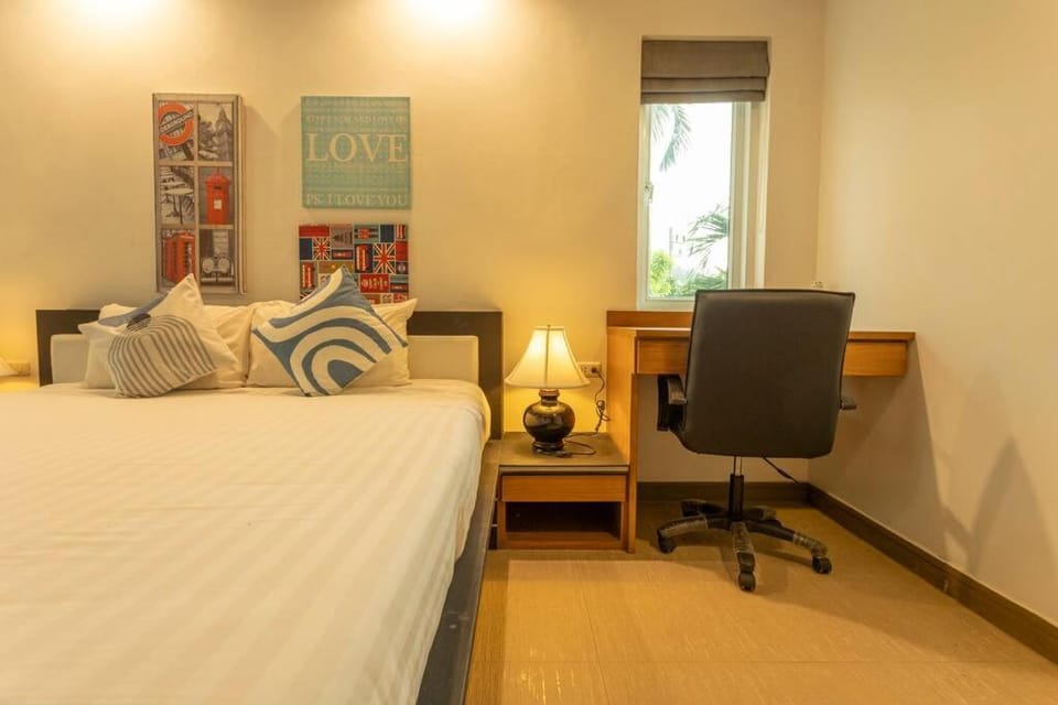 Photo of the whole room, Bedroom