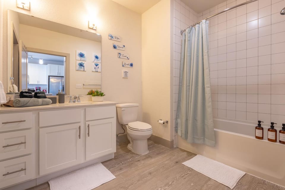Riverwalk and Pool view Apt with King bed Infinity Pool Gym Free Parking Apartment in San Antonio